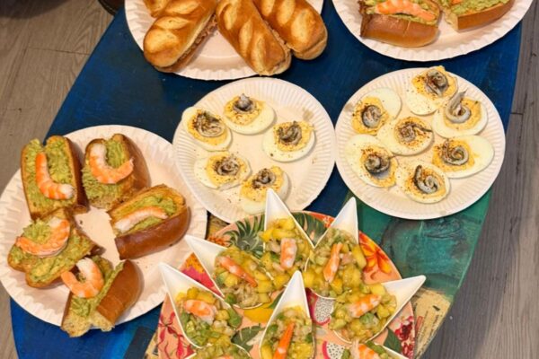 Saturday November 29th : 5 persons brought 3 ingredients each, without knowing what the other persons brought. Then the group had to make a meal out of them. What you see is the result : Tuna and mayo spicy sandwiches, deviled eggs with anchovies, guacamole and shrimp sandwiches, mango and avocado tartar with shrimps