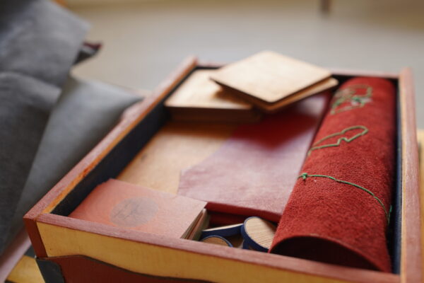 KB-Creation. 3 Sculptures and no book, under caps or a game are in sight.