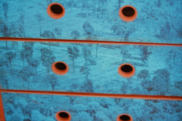 KB-Creation.
A double faced billboard board, turned into a dresser.
The edges are colored with a mix of natural red pigment and linseed oil, a coat of natural varnish (beewax, linseed oil, pigment ) is added for protection.
recycled.